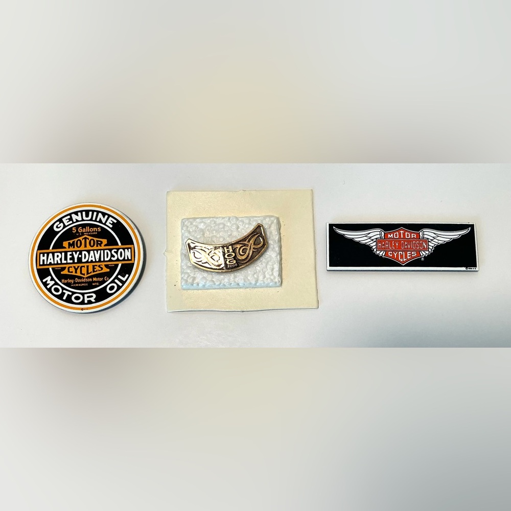 Harley-Davidson. 2 Magnets + 1 NWT 2004 HOG Pin. Vintage
